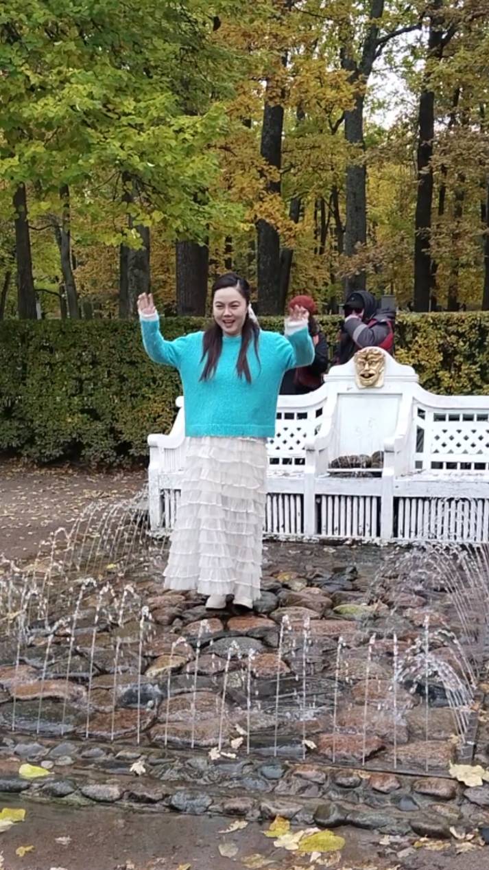 Петродворец. Повезло китаянке на фонтане-шутихе) смотреть онлайн