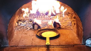 Пеку в печи постные блины и варю борщ.