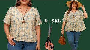 Блузка свободного кроя с втачным рукавом, V-образным вырезом горловины на пуговицах.