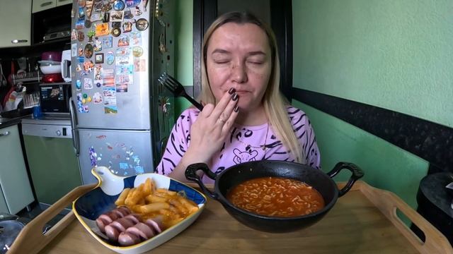 Острая лапша с сыром, ток поки, сосиски. Мукбанг смотреть онлайн