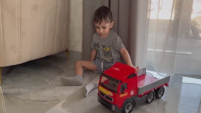 У Эмира есть двойник! Они не поделили игрушки😱 смотреть онлайн