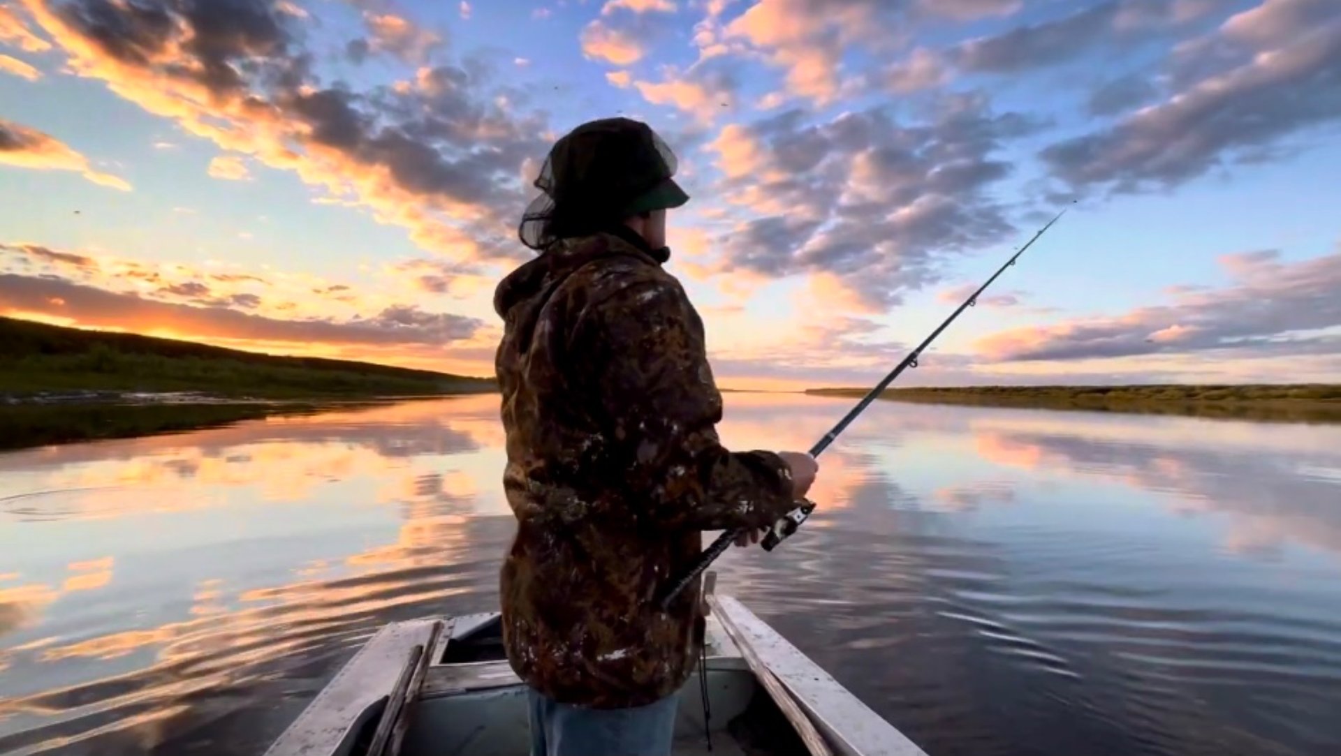 Клюет на каждый заброс. Рыбалка в белую ночь. Неопознанный объект. смотреть онлайн