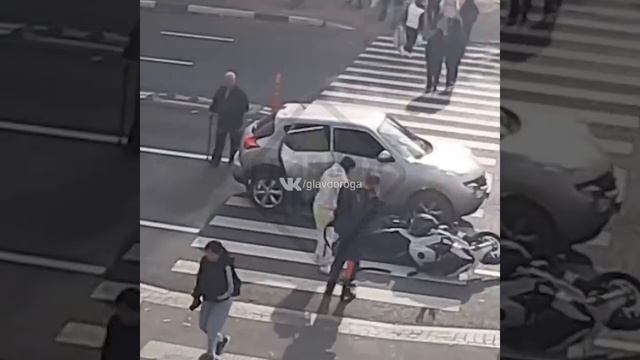 В Истре автоледи не поделила дорогу с мотоциклистом и они попали в ДТП смотреть онлайн