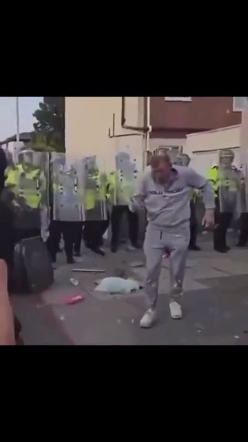 Кирпичи атакуют революционера. Есть пробитие! смотреть онлайн