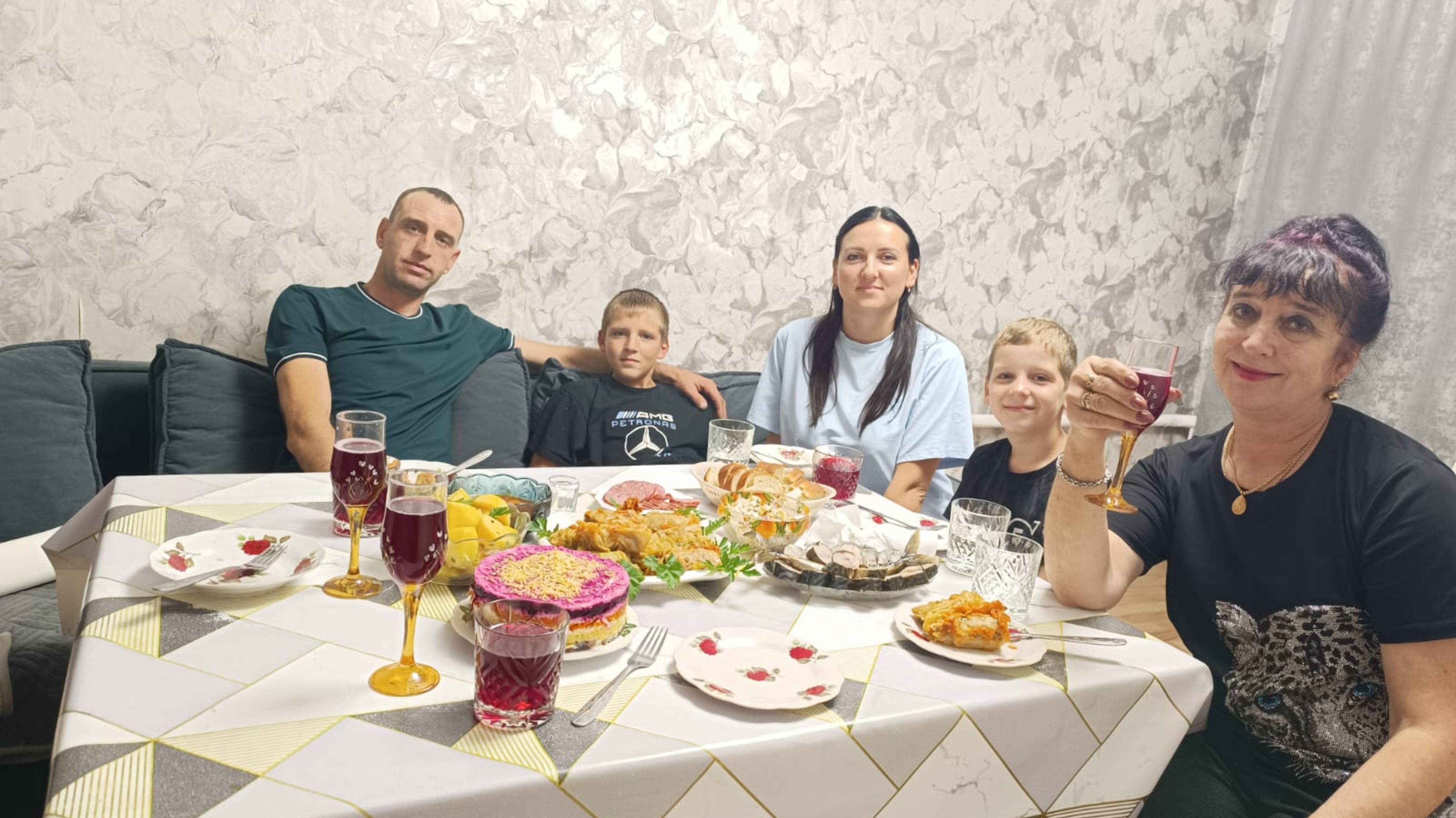 НИЧЕГО СВЯТОГО У ЛЮДЕЙ/ВЕРНУЛАСЬ В КАЗАХСТАН/В ГОСТЯХ У БРАТА смотреть онлайн