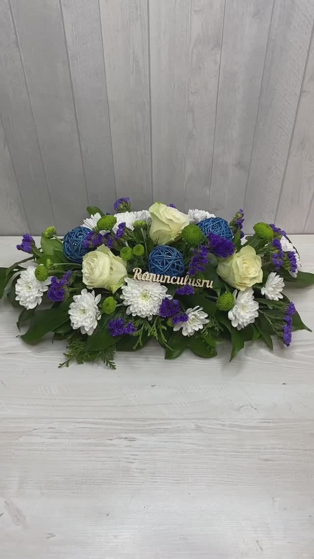 Бело-синяя композиция из живых цветов на стол смотреть онлайн