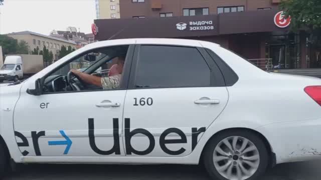 Мелькают машины, люди и дома, с музыкой