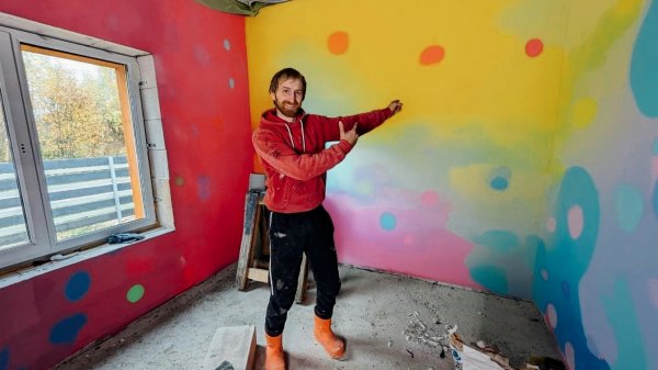 Жена уже обои клеит, а еще дом не достроил.