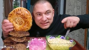 мукбанг/обжорыч/печёночные оладьи, селёдка под шубой, Доширак/