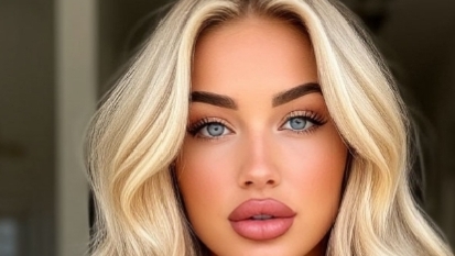 блондинка на работе