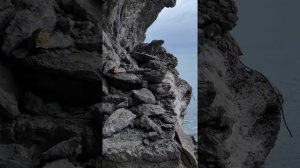 ⚠️ Тропа Голицына в Новом Свете частично обрушилась — дожди сделали своё дело. Обвал произошёл⚡️