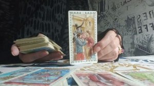 Любовный треугольник. Кого он выберет? Расклад Таро