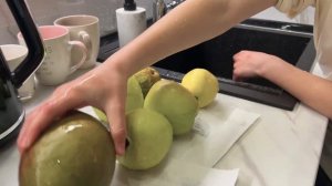 Марк развлекается с новыми игрушечными машинками - истории для детей