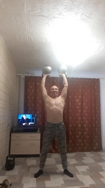 Подьем двух гирь по 16 кг. тыльной стороной ладони вверх дном. #трюки #гири #спорт #сила