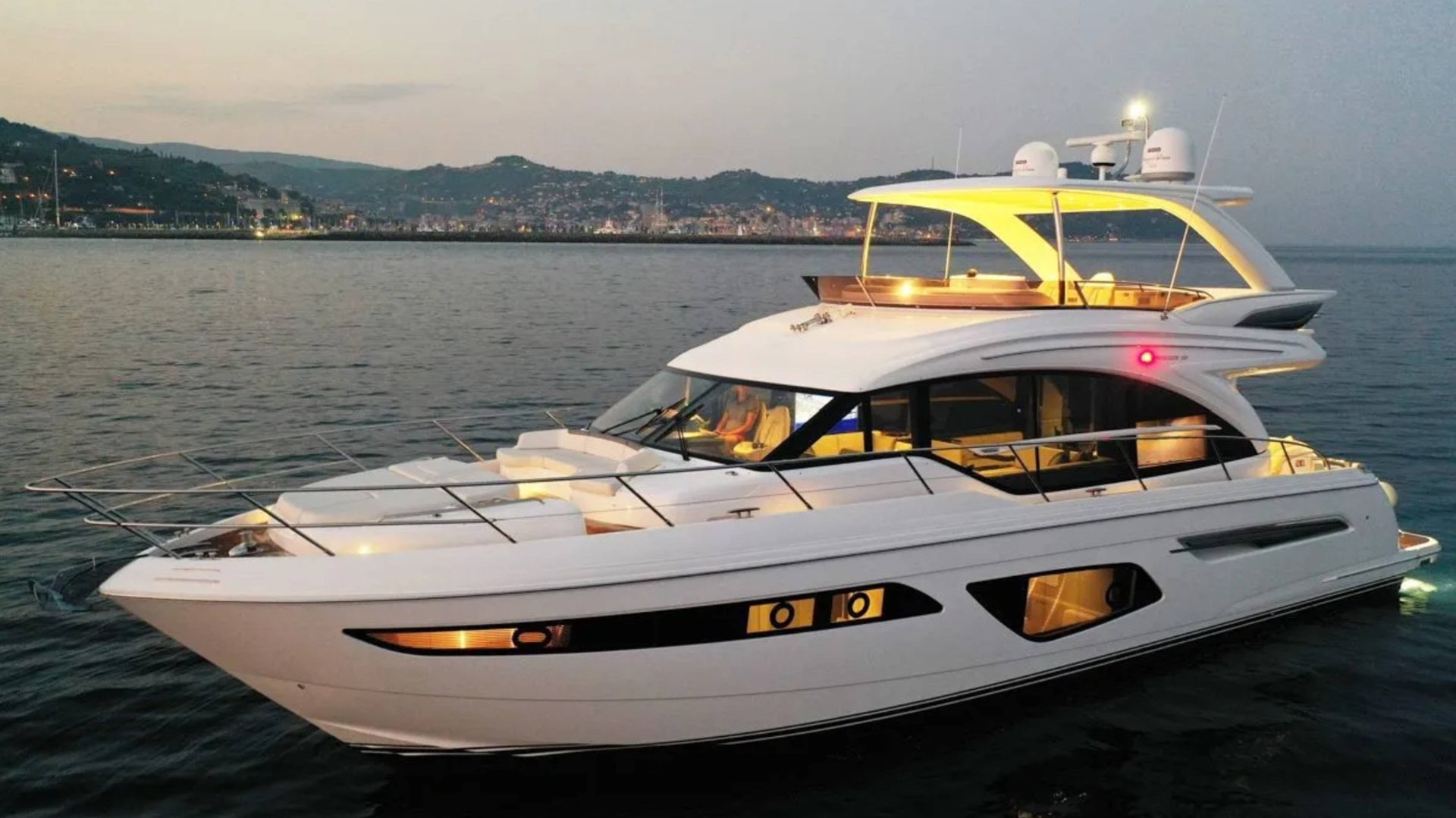 Яхта  ближе к морскому размеру Princess F62