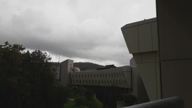 Похоже, смерч над морем. Тучи ходят хмуро над детским лагерем Олимпийская деревня ВДЦ Орлёнок. смотреть онлайн