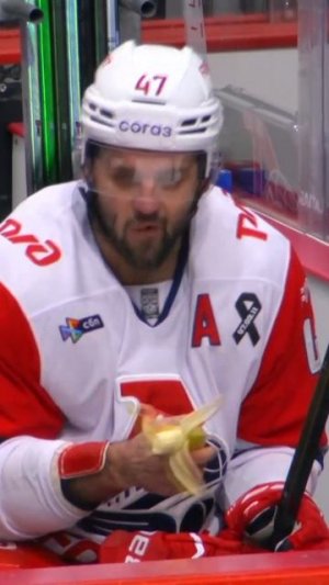 Съел БАНАН 🍌 во время игры 🤡 #КХЛ #Радулов