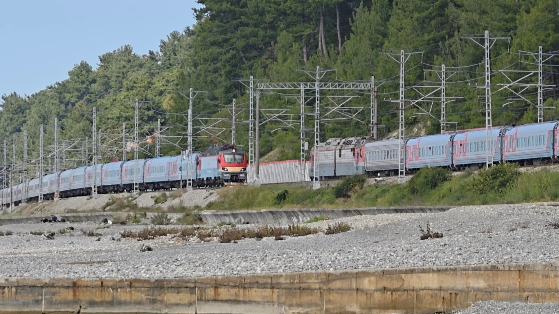 встреча пассажирских 2ЭС4К-069 с поездом №460 Адлер–Тамбов и ЭП20-063 с поездом №101 Москва–Адлер смотреть онлайн