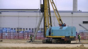 Копёр (сваебой) МКГ-16 забивает сваи