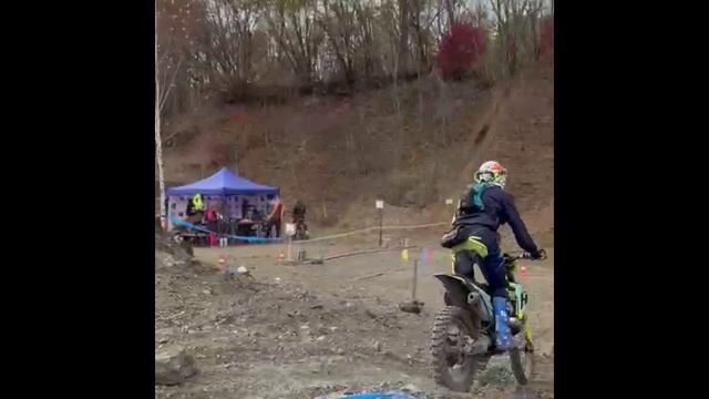 Под рев моторов: впервые в Вяземском прошли масштабные соревнования по эндуро смотреть онлайн