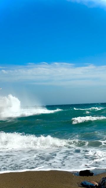 Красивый шторм. Ялта. Яхт клуб. Пляж Изумрудный