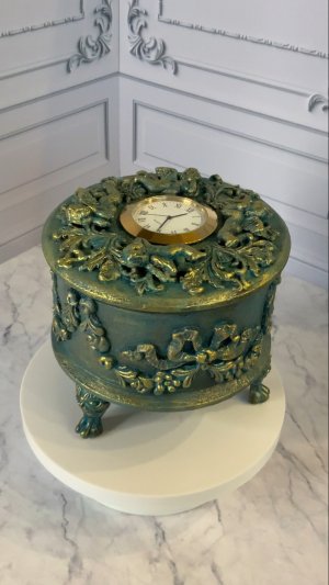 Шкатулка с часами