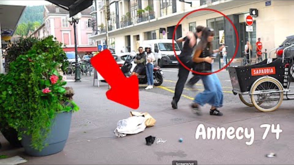best funny video, DROPPED HIS BAGS, LEFT HIS GIRLFRIEND AND RUN AWAY смотреть онлайн