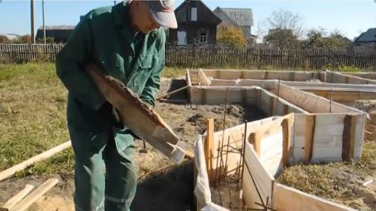 Мелкозаглубленный ленточный фундамент своими руками ч.8 (установка опалубки) смотреть онлайн