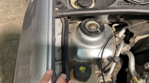 Устанавливаем дверной уплотнитель под капот Рено Сандеро Степвей.