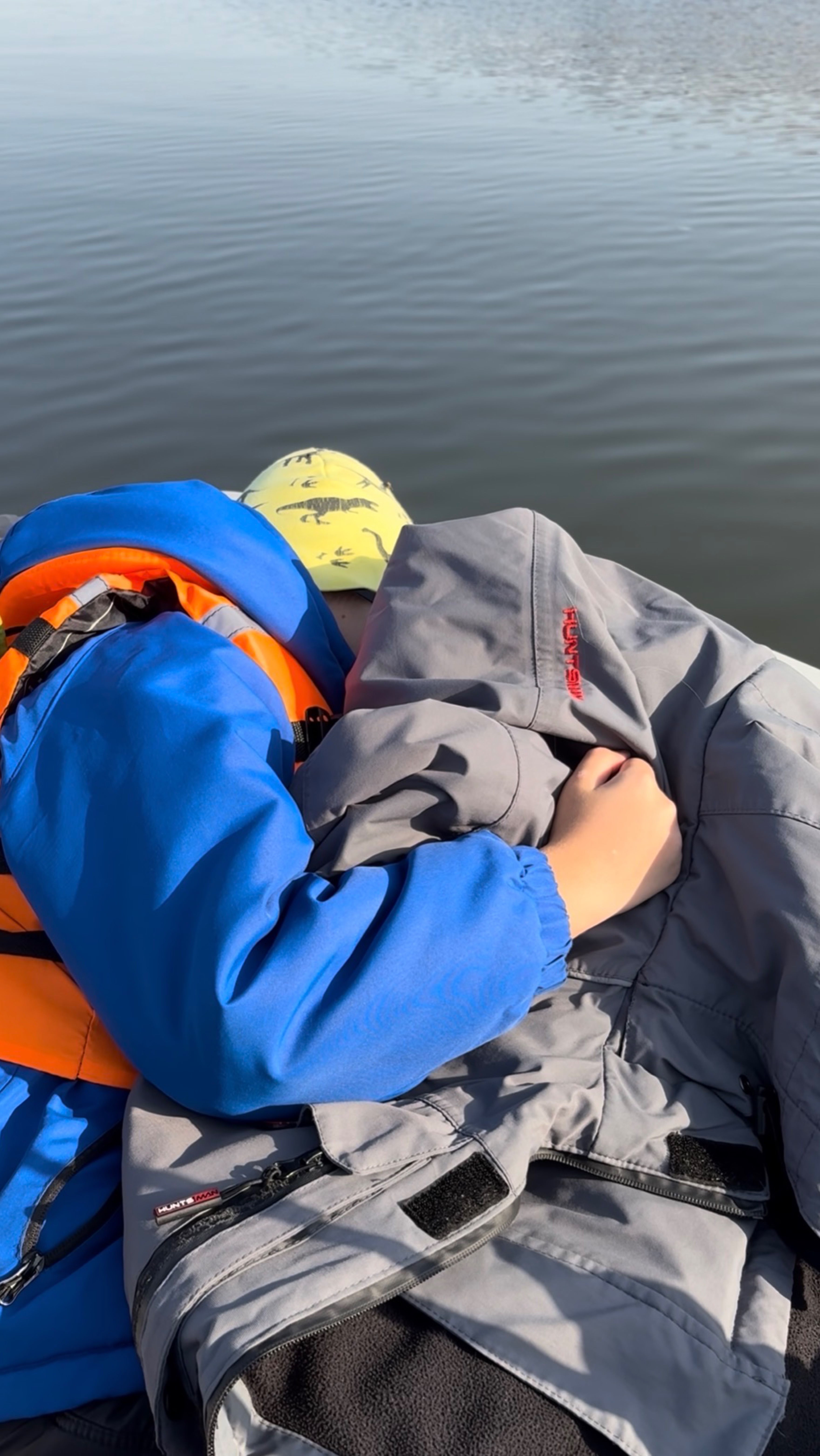 Очень устал на рыбалке Прилег отдохнуть смотреть онлайн