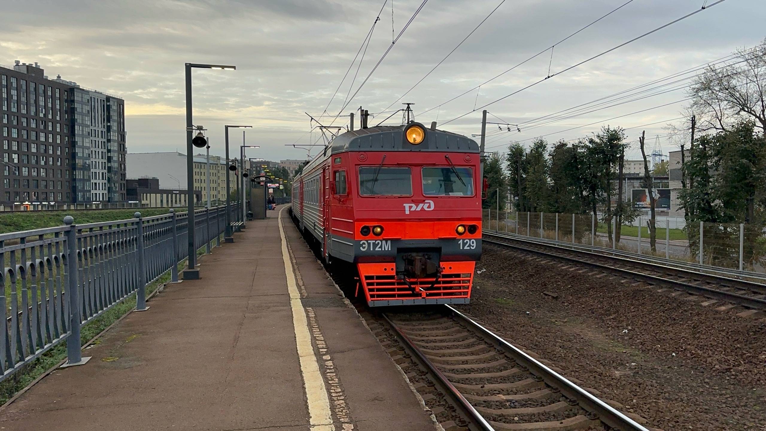 «Резервом!» Электропоезд ЭТ2М - 129 на станции Санкт-Петербург-Витебский, октябрь 2025 года смотреть онлайн