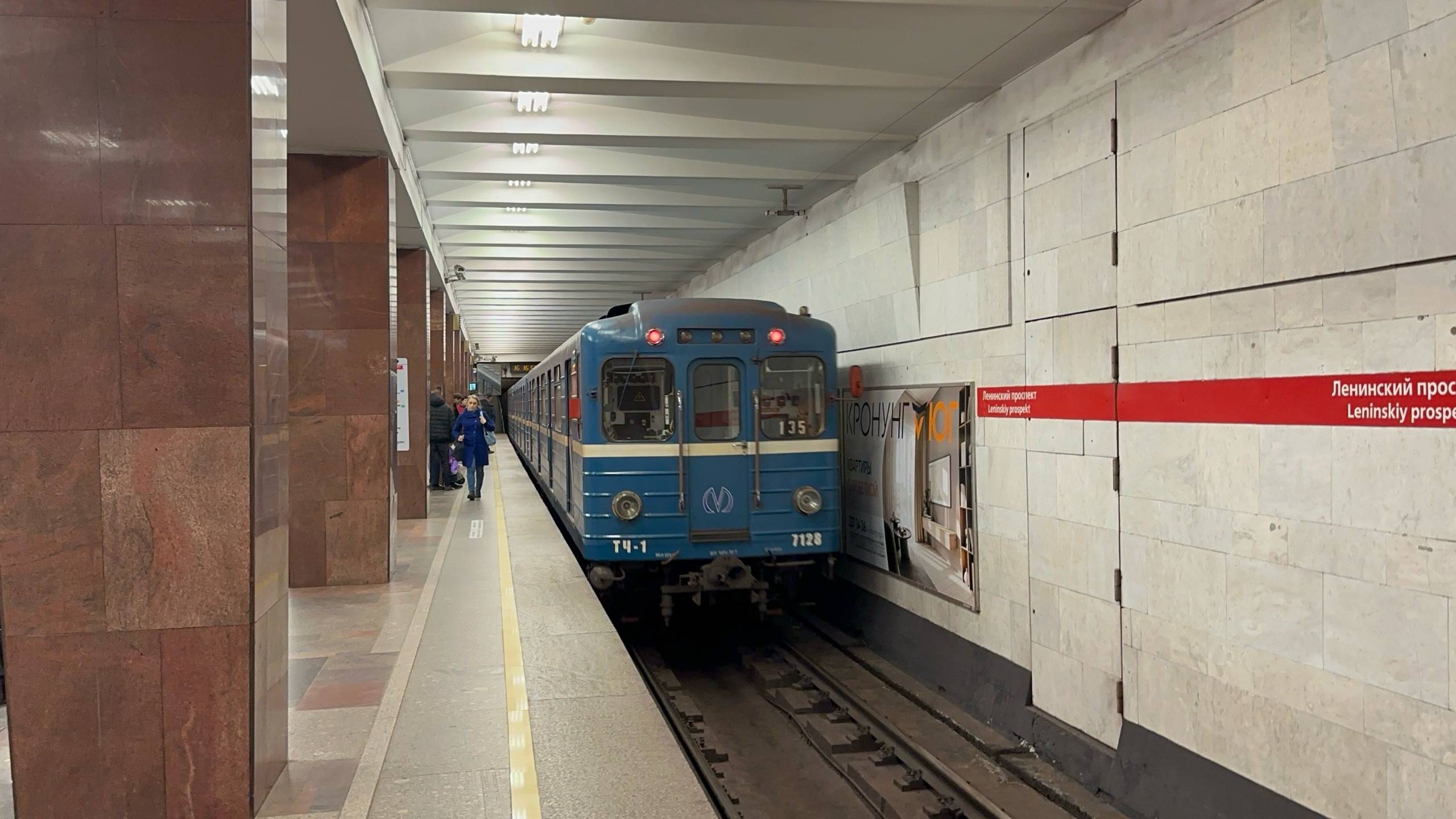 "На последнем издыханье!" Метропоезд Ем-501/Ема-502 №135 на ст.м.Ленинский пр., октябрь 2025 года смотреть онлайн