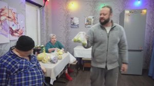 ЗАНЯЛ ДЕНЕГ ДО ПЕНСИИ И КУПИЛ ФРУКТОВ Пенсионер захотел витаминов для жены и сына ОБЗОР ПОКУПОК