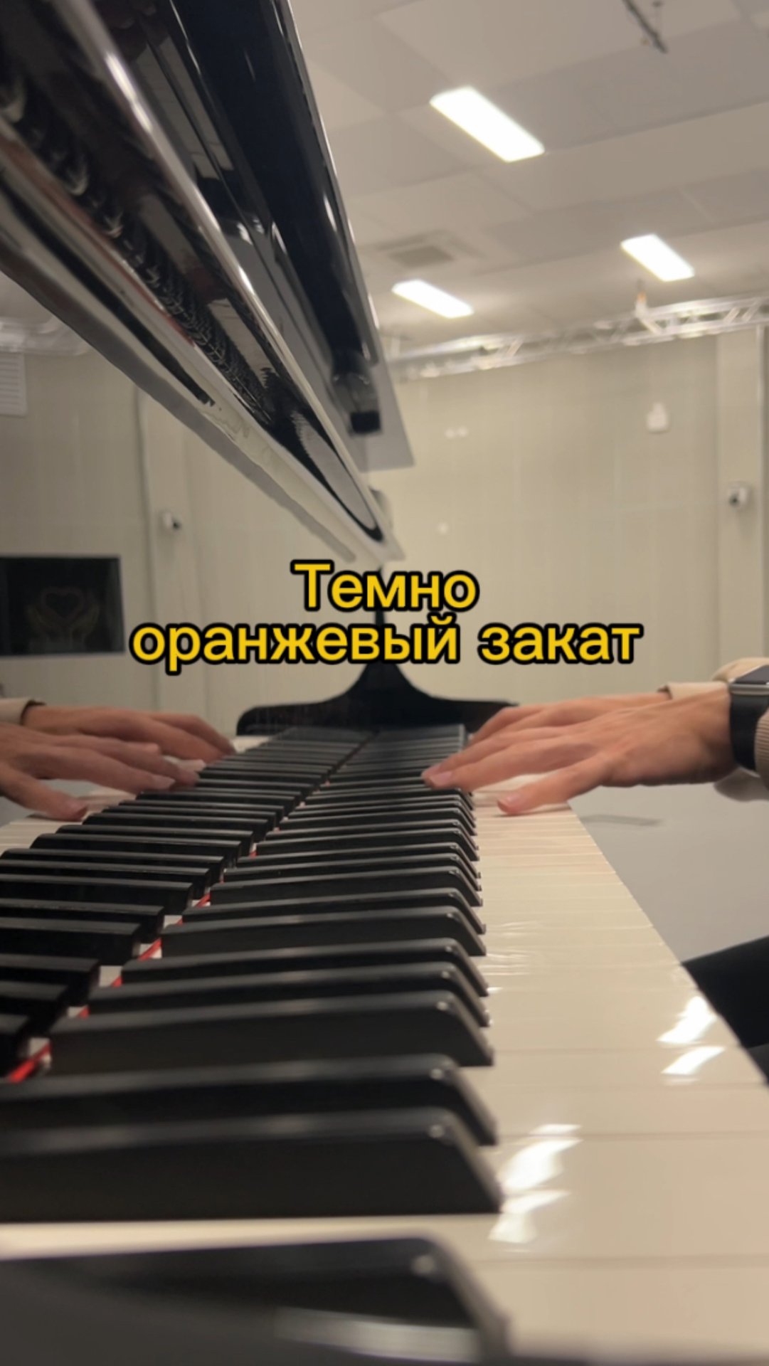 Темно-оранжевый закат на фоне потресканных домов🌇 смотреть онлайн