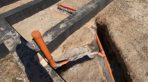 Прокладываю КАНАЛИЗАЦИЮ и засыпаю фундамент