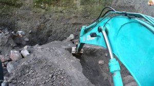 Строительство, экскаватор копает песок