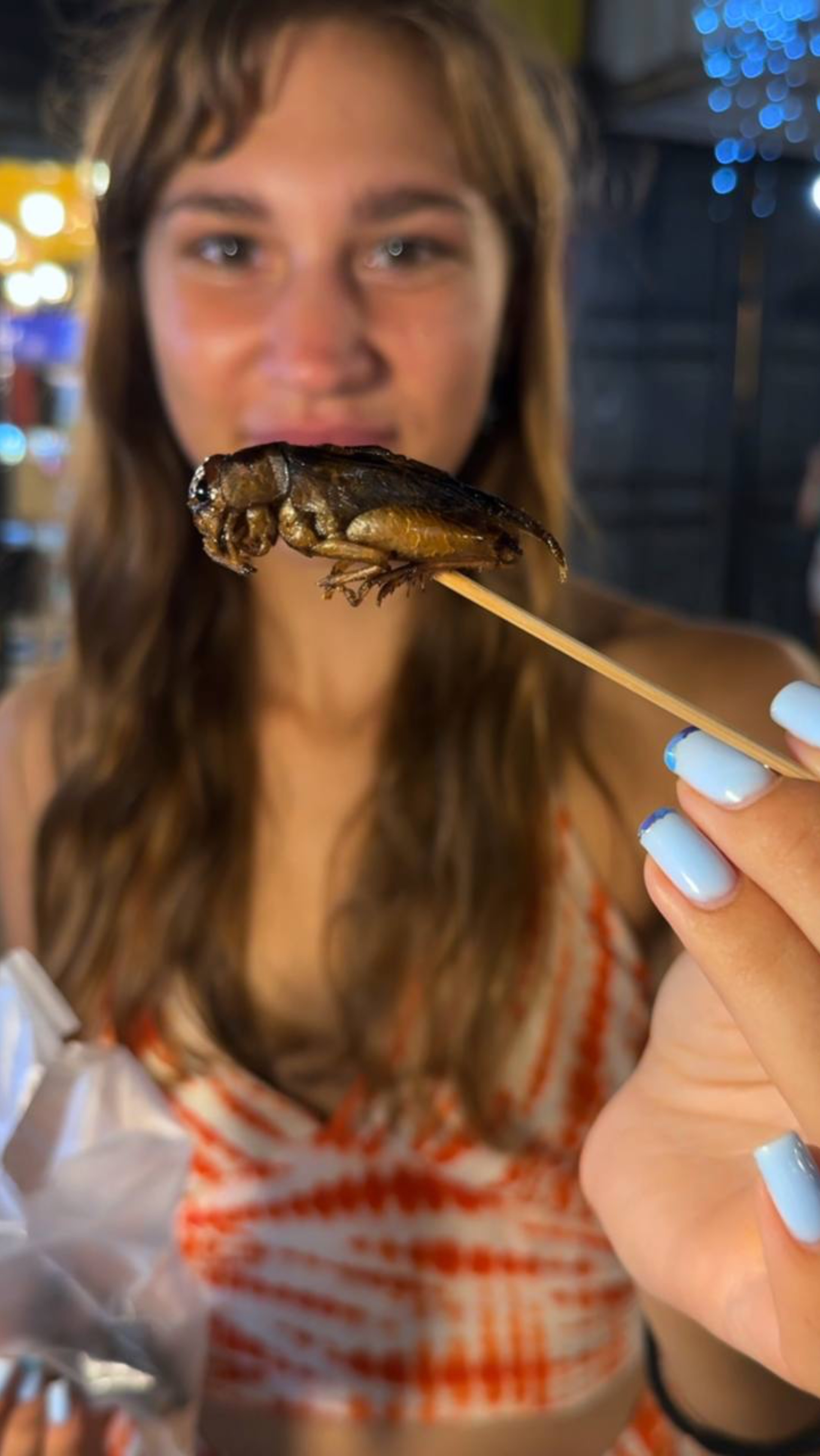 Пробую личинок, кузнечиков и тараканов?! ЧТООО??? 🤯🦗🐛 смотреть онлайн