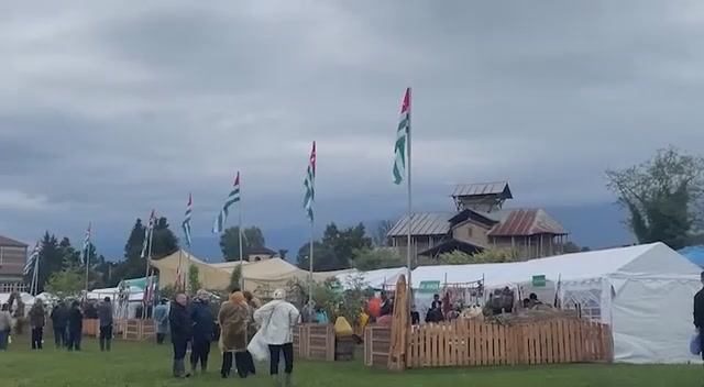 Начало традиционного Праздника Урожая в Абхазии сегодня 12.10.2025 на исторической поляне Лыхнашта смотреть онлайн