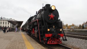 Л - 5244 с ретропоездом „Чайка" , отправляется со станции Рыбинск-Пассажирский.