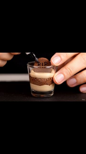 Готовлю жуткий десерт "Могила" для кота 🪦 | Tiny Graveyard Pudding #shorts #tinykitchen