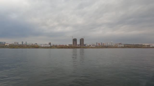 По реке Енисей вдоль города Красноярск, сентябрь 2025г. смотреть онлайн