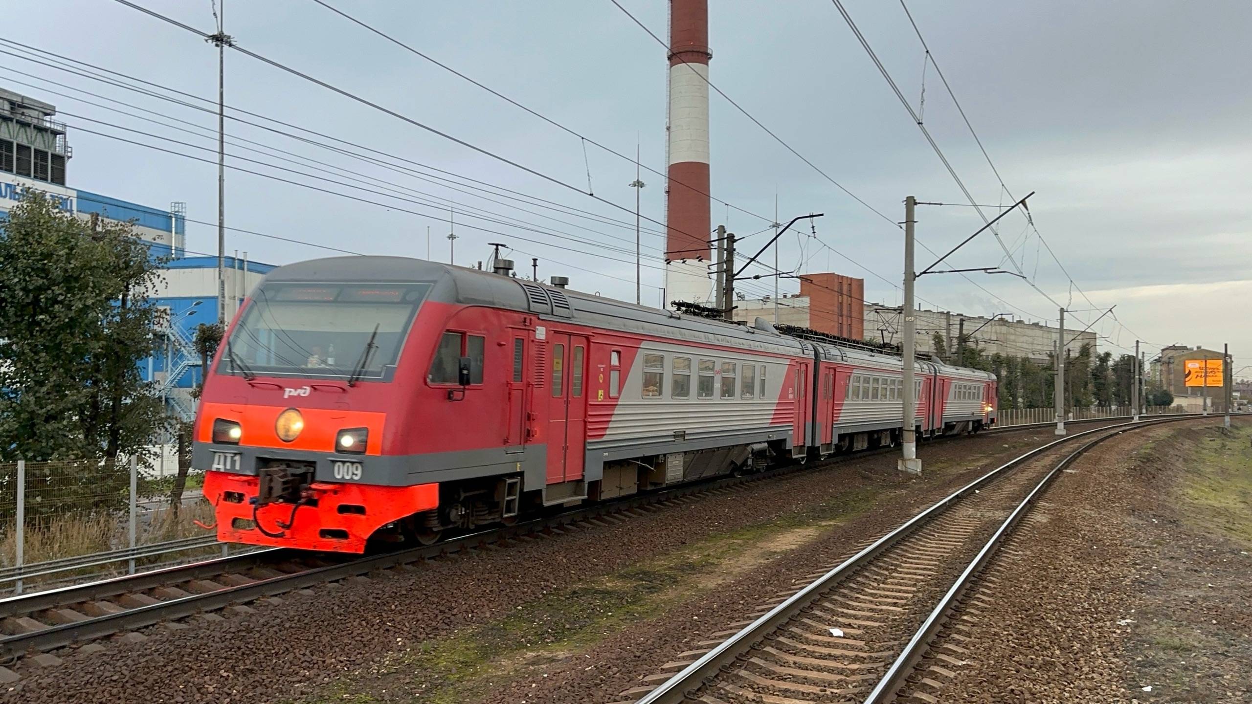 «Утренний Дятел!» Дизель-электропоезд ДТ1 - 009 на станции, октябрь 2025 года смотреть онлайн