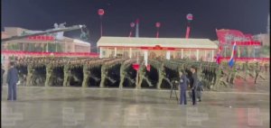 С флагами РФ и КНДР: на военном параде в Пхеньяне