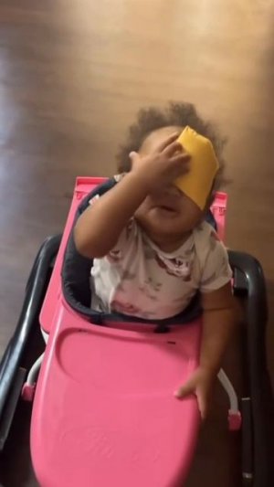 Люди еще не додумались до лучшего способа успокоить ребёнка, чем это 😂