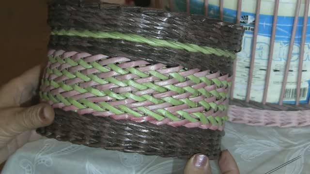 Узор Рыбьи косточки из газетных трубочек. С Натальей Сорокиной смотреть онлайн