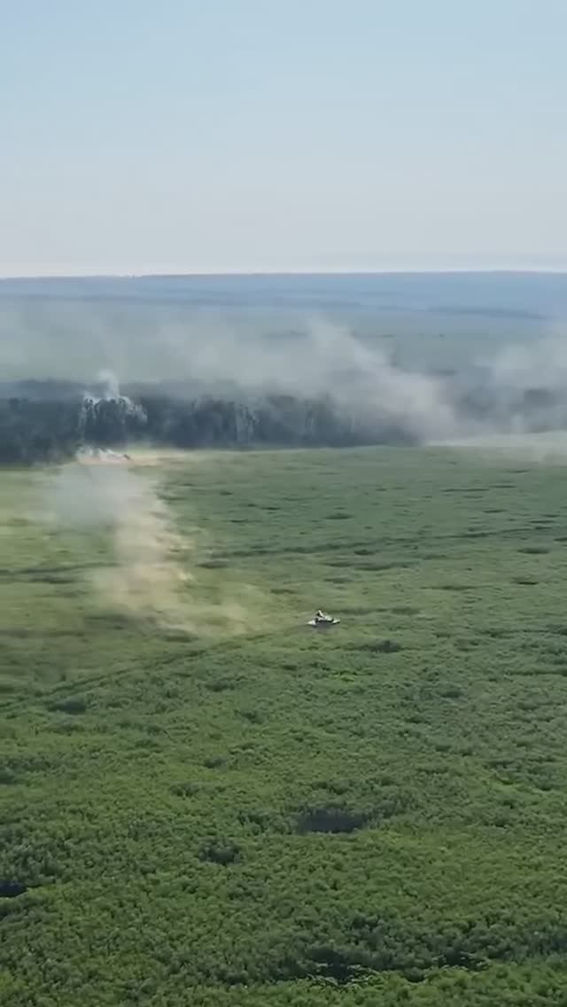 🇷🇺👍 Российский танк выбивает украинских террористов из лесной полосы смотреть онлайн