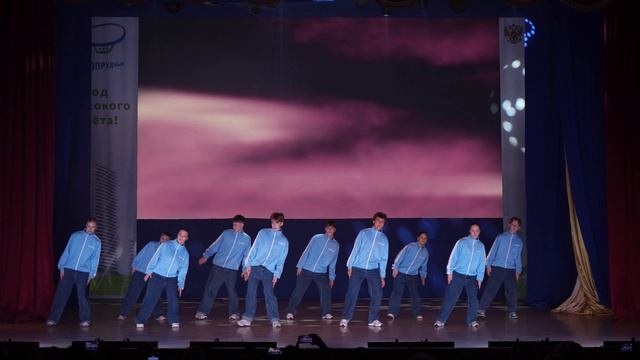 CLOSE GROUP POPPIG UJEN DANCE COMPANY смотреть онлайн