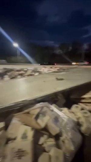 Фура с вином опрокинулась на объездной трассе возле Пятигорска. Винишко растеклось по асфальту