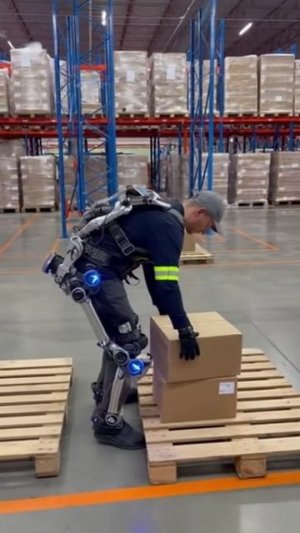 Экзоскелеты на складе