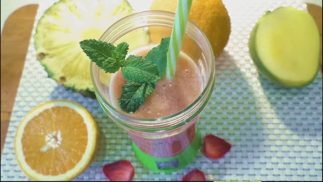 Смузи ананас, апельсин, манго, клубника. смотреть онлайн